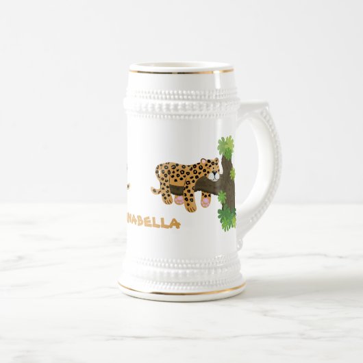 木の漫画のイラストレーションで眠っているかわいいヒョウ ビールジョッキ (正面右)