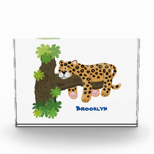 木の漫画のイラストレーションで眠っているかわいいヒョウ フォトブロック