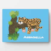 木の漫画のイラストレーションで眠っているかわいいヒョウ フォトプラーク (正面)