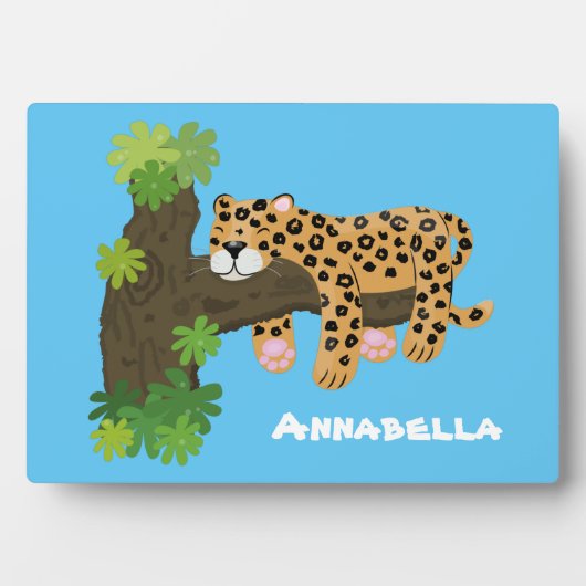 木の漫画のイラストレーションで眠っているかわいいヒョウ フォトプラーク (正面)