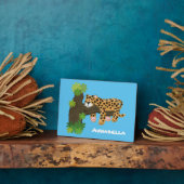 木の漫画のイラストレーションで眠っているかわいいヒョウ フォトプラーク (側面)