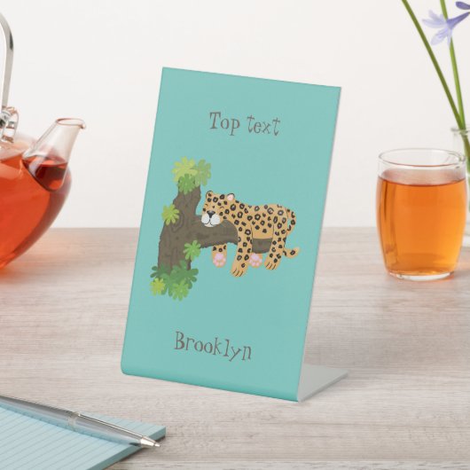 木の漫画のイラストレーションで眠っているかわいいヒョウ 台座サイン (インサイチュ)