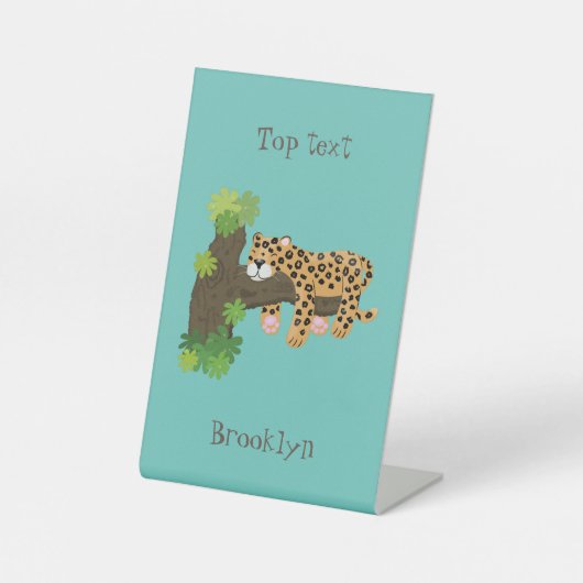 木の漫画のイラストレーションで眠っているかわいいヒョウ 台座サイン (正面)