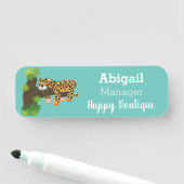 木の漫画のイラストレーションで眠っているかわいいヒョウ 名札 (インサイチュ)