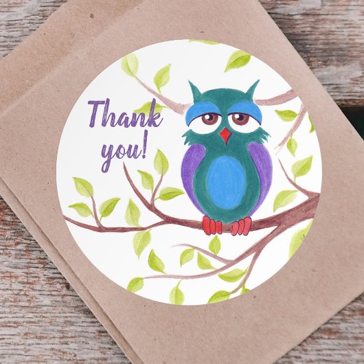 木の漫画の上にかわいい眠いフクロウカスタムル文字 ラウンドシール