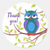 木の漫画の上にかわいい眠いフクロウカスタムル文字 ラウンドシール (正面)
