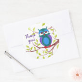 木の漫画の上にかわいい眠いフクロウカスタムル文字 ラウンドシール (封筒)