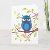 木の漫画の挨拶状のかわいく眠いフクロウ カード (正面)
