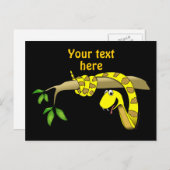 木の爬虫類に入ったかわいいマンガの黄色いヘビ ポストカード (正面/裏面)