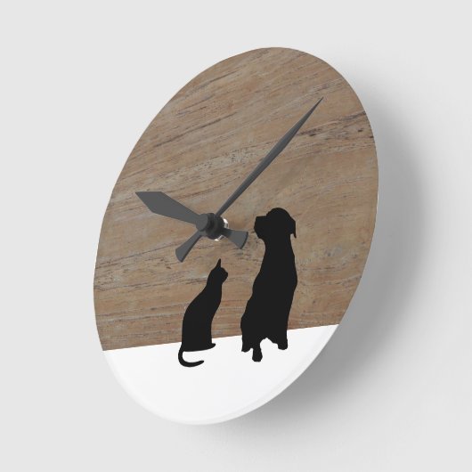 木の猫および犬のイラストレーションのシルエット ラウンド壁時計 (傾斜)