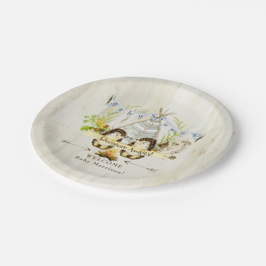 木の男の子のベビーシャワーのハリネズミの冒険は待ちます ペーパープレート (アングル)