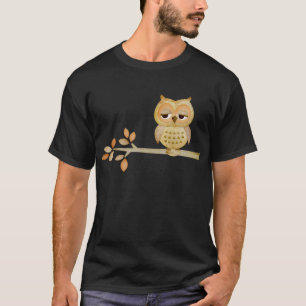 木の眠いフクロウ Tシャツ