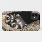 木の空洞にいるアライグマの赤ちゃん プロサイオン Case-Mate iPhoneケース (裏面(横))