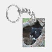 木の空洞に黒うさぎ写真 キーホルダー (正面左)