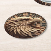 木の籠に彫刻された雄壮な鷹 ラウンドペーパーコースター (アングル)