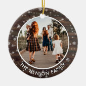 木の素朴スノーフレークのクリスマスファミリー写真 セラミックオーナメント (正面)