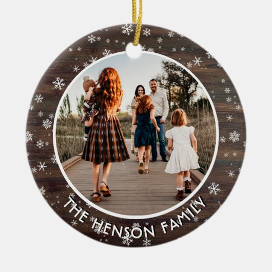 木の素朴スノーフレークのクリスマスファミリー写真 セラミックオーナメント (正面)