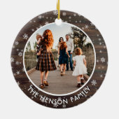 木の素朴スノーフレークのクリスマスファミリー写真 セラミックオーナメント (裏面)