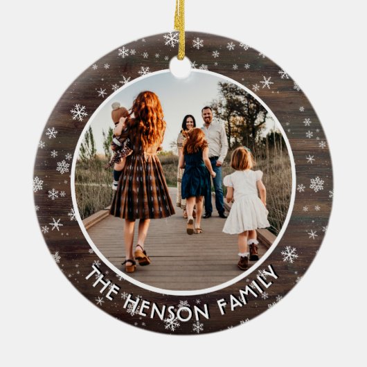 木の素朴スノーフレークのクリスマスファミリー写真 セラミックオーナメント (裏面)
