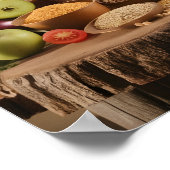 木の背景で健康的な食素朴品を選ぶ ポスター (角)