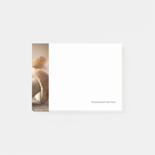 木の背景の上にキノコのボレタス。秋 ポストイット (正面)