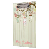 木の背景を持つメイソンの壺と花 クリップボード (左)