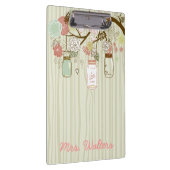 木の背景を持つメイソンの壺と花 クリップボード (右)