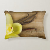 木の背景上のバニラポッドそして花 アクセントクッション (正面)