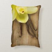 木の背景上のバニラポッドそして花 アクセントクッション (裏面(縦))