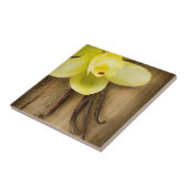 木の背景上のバニラポッドそして花 タイル (側面)