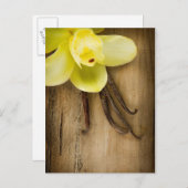 木の背景上のバニラポッドそして花 ポストカード (正面/裏面)