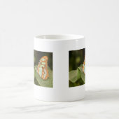 木の葉の上に浮かぶマラ色の蝶 コーヒーマグカップ (中央)