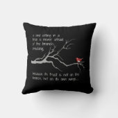 木の赤い鳥にあなた自身で、信頼があります(B&W) クッション (裏面)