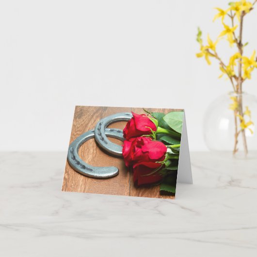 木の蹄鉄を持つケンタッキーダービーの赤いバラ カード (黄色い花)