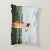 木の近くに立つ人 アクセントクッション (裏面(縦))