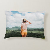 木の近くに立つ人 アクセントクッション (裏面)