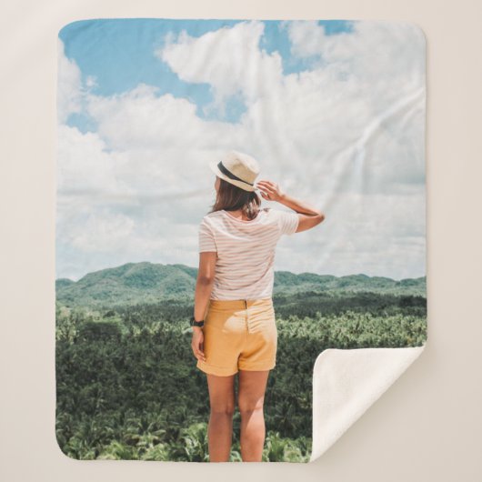 木の近くに立つ人 シェルパブランケット (正面)