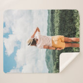 木の近くに立つ人 シェルパブランケット (正面(横))