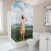 木の近くに立つ人 シャワーカーテン (インサイチュ)