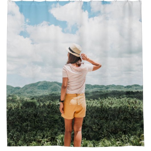 木の近くに立つ人 シャワーカーテン (正面)