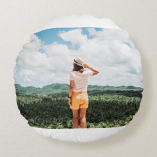 木の近くに立つ人 ラウンドクッション