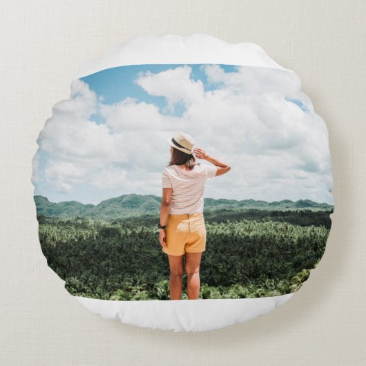 木の近くに立つ人 ラウンドクッション (正面)