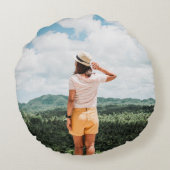 木の近くに立つ人 ラウンドクッション (裏面)