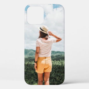 木の近くに立つ人 iPhone 12ケース