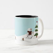 木の雪だるまのマグを飾ること ツートーンマグカップ (正面右)