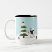 木の雪だるまのマグを飾ること ツートーンマグカップ (左)