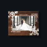 木の雪素朴片の新婚クリスマスフォト キャンバスプリント<br><div class="desc">カスタマイズ結婚は、あなたの写真や新しい夫や妻と一緒に生活を楽しむ写真を持つキャンバス。このキャンバスは雪の結晶とタイプライターの動揺してフォントを備えている新婚に最適。</div>