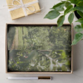 木の頭が切れる畑に囲まれた赤い納屋を見る 薄葉紙 (ギフト)