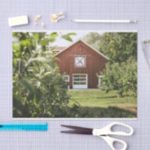 木の頭が切れる畑に囲まれた赤い納屋を見る 薄葉紙 (クラフト)