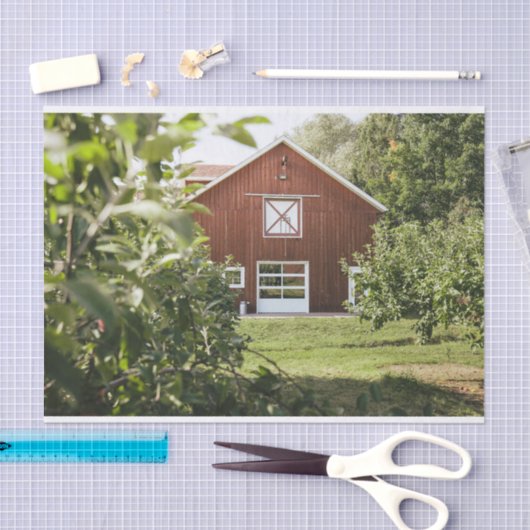 木の頭が切れる畑に囲まれた赤い納屋を見る 薄葉紙 (クラフト)